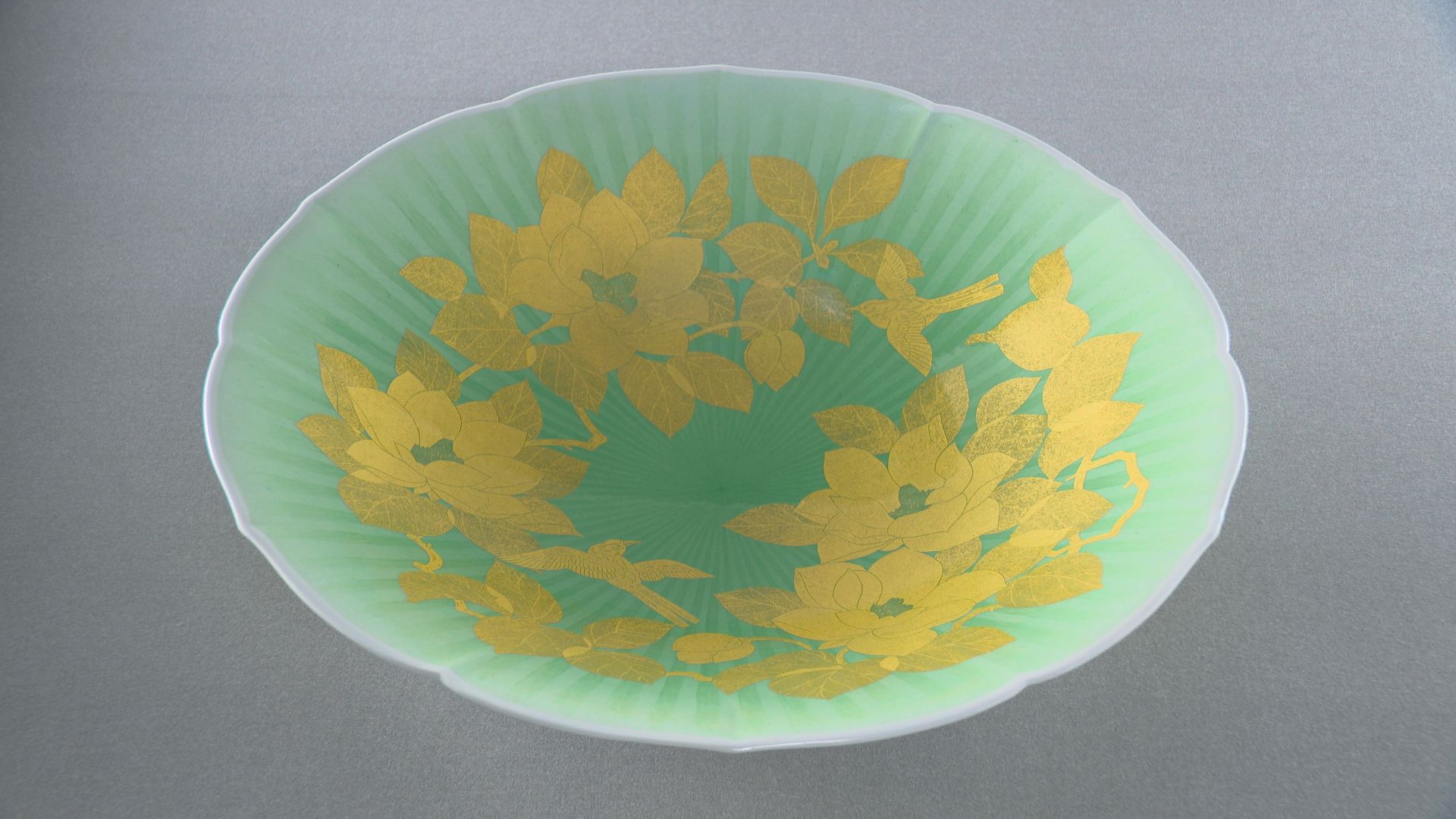 Bowl with design of Oyama-renge flower in underglaze gold.