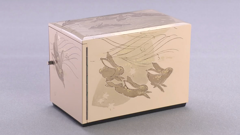 Small cabinet with design of wave and rabbits in maki-e