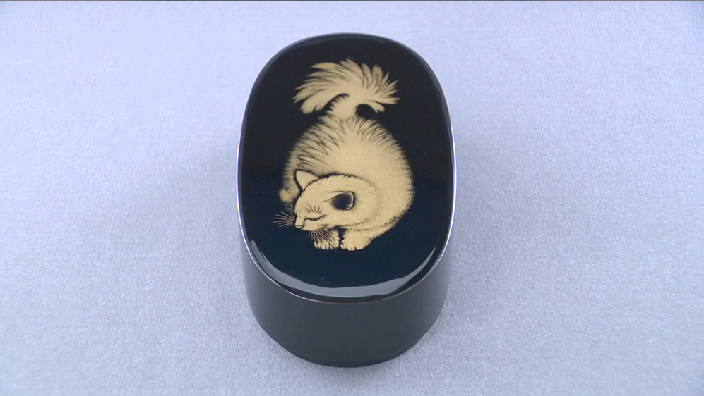 “Kehai” (feeling of somebody approaching) box with cat design in chinkin (urushi decoration with gold-filled line engraving)